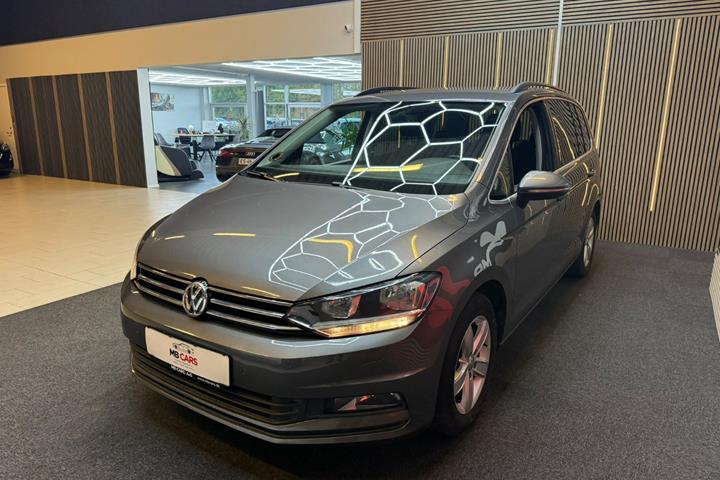 Grå VW Touran fra 2016