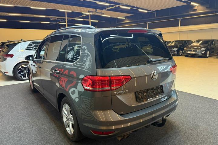Grå VW Touran fra 2016