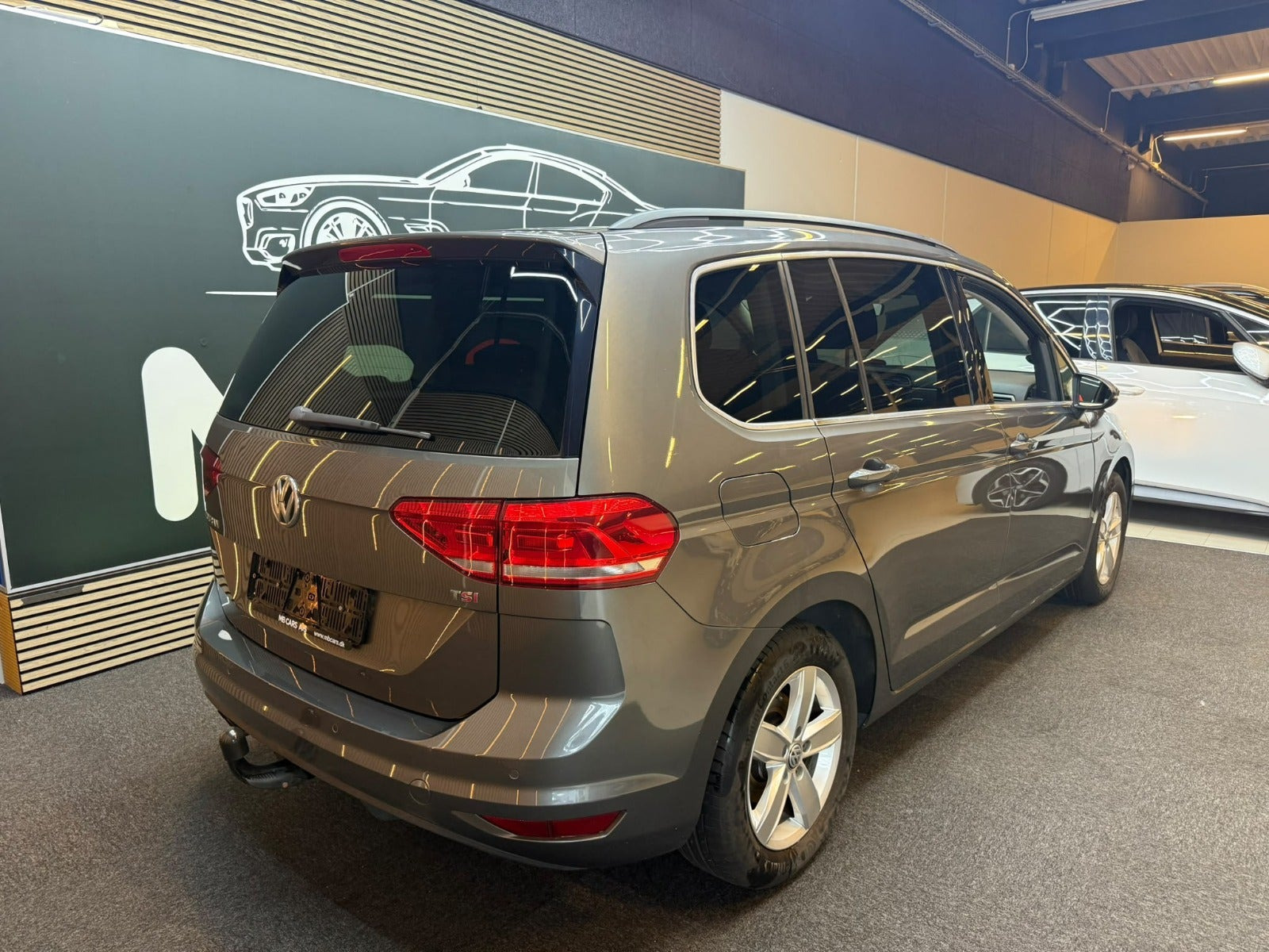 Grå VW Touran fra 2016