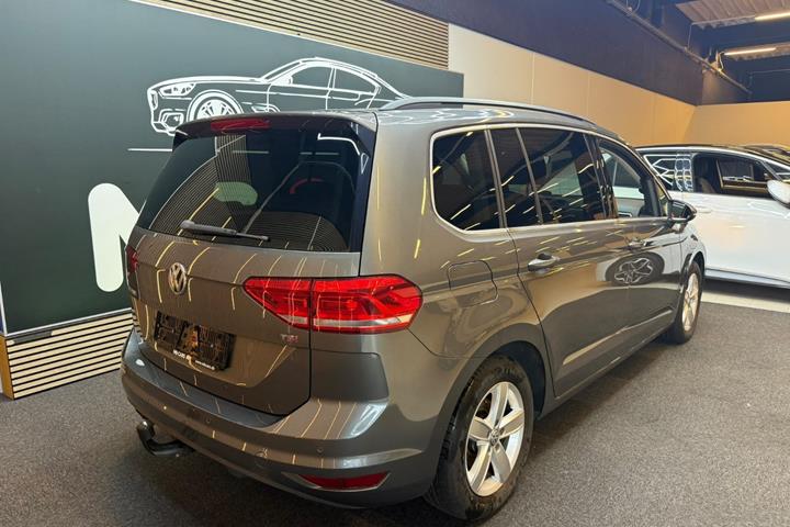 Grå VW Touran fra 2016