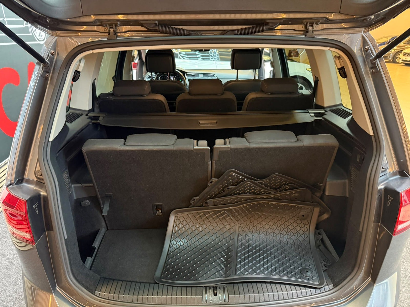Grå VW Touran fra 2016