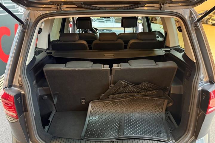 Grå VW Touran fra 2016