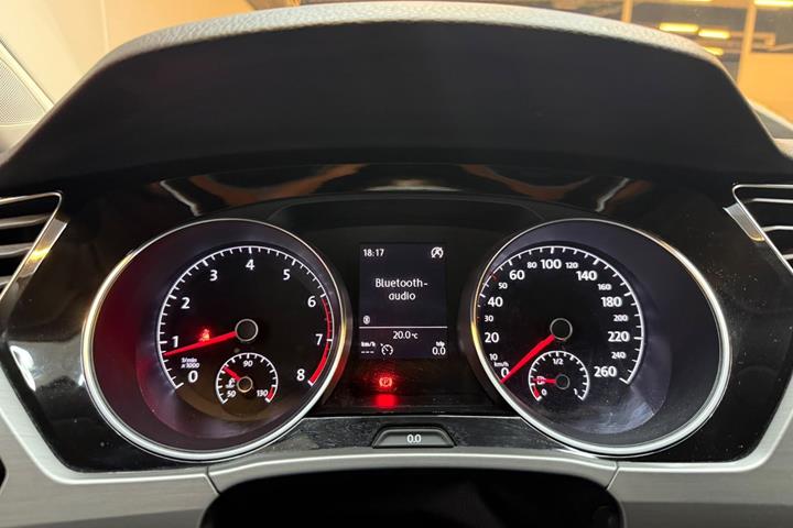 Grå VW Touran fra 2016