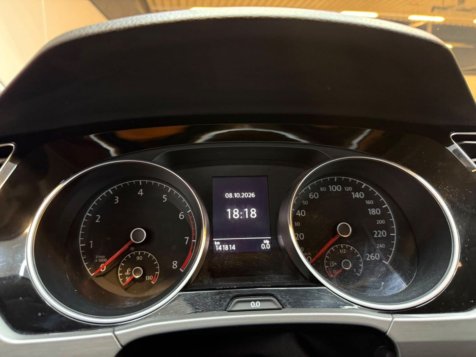 Grå VW Touran fra 2016