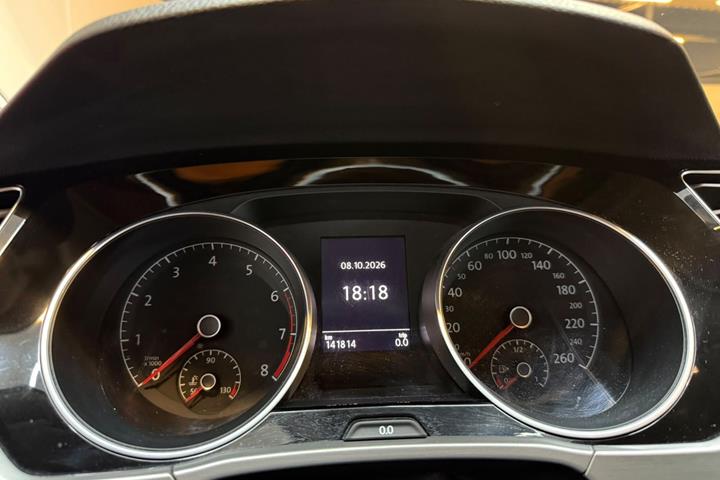 Grå VW Touran fra 2016