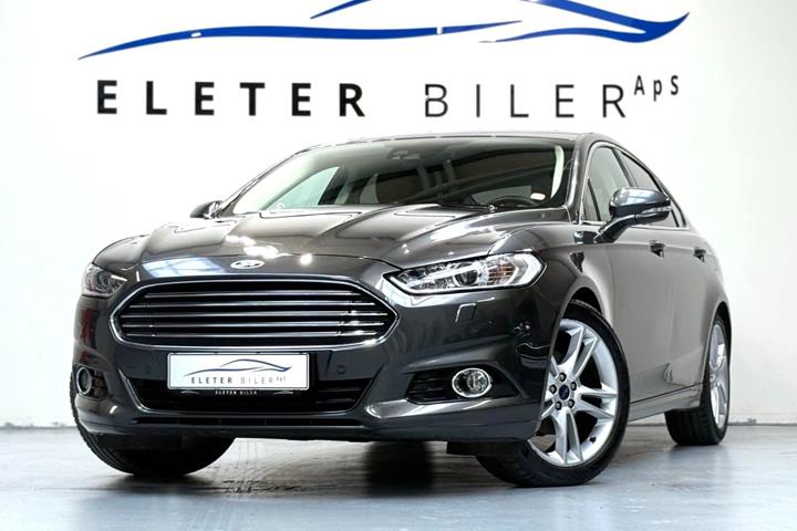 Grå Ford Mondeo fra 2017 set udefra