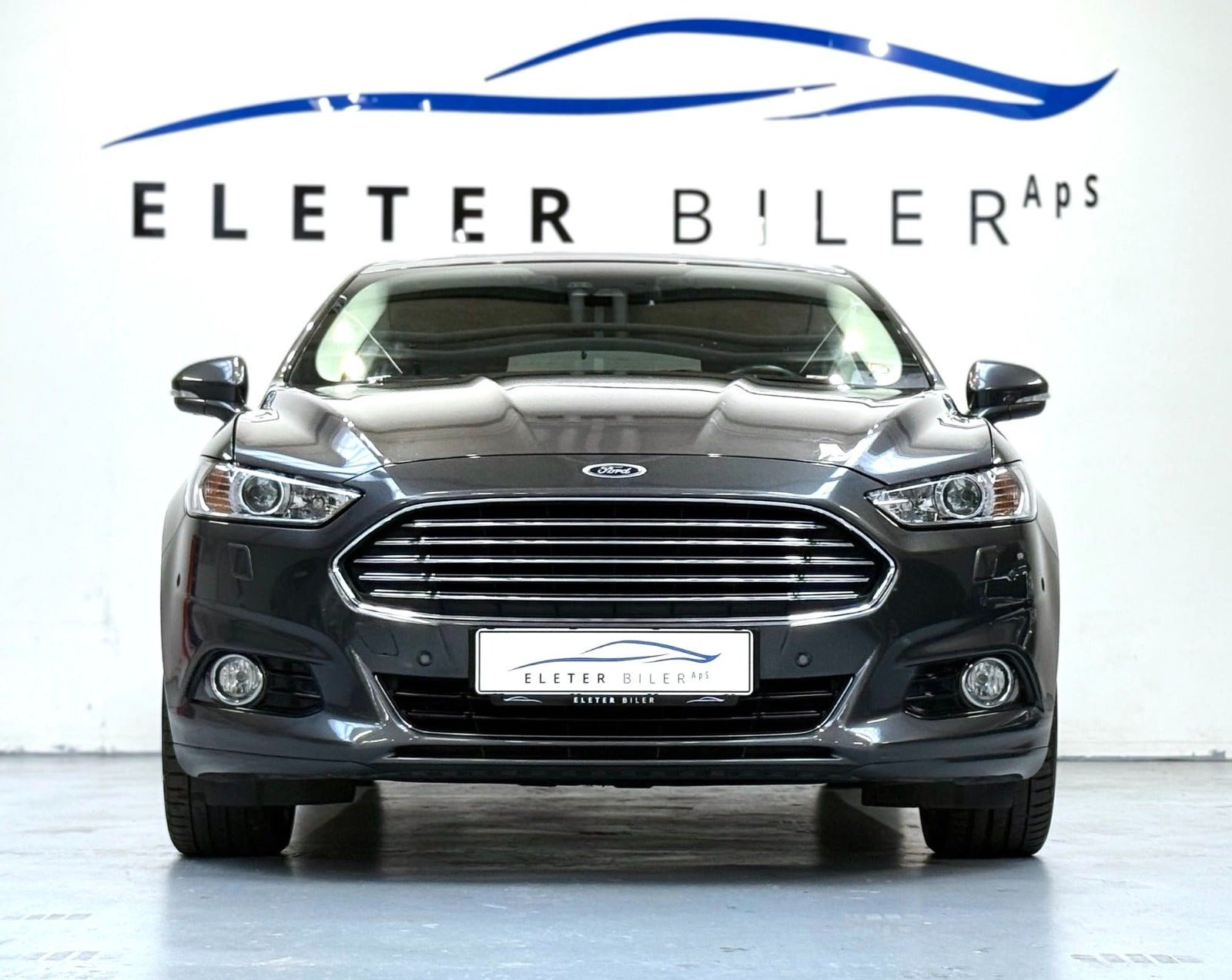Grå Ford Mondeo fra 2017