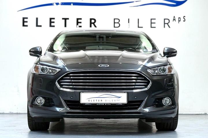 Grå Ford Mondeo fra 2017