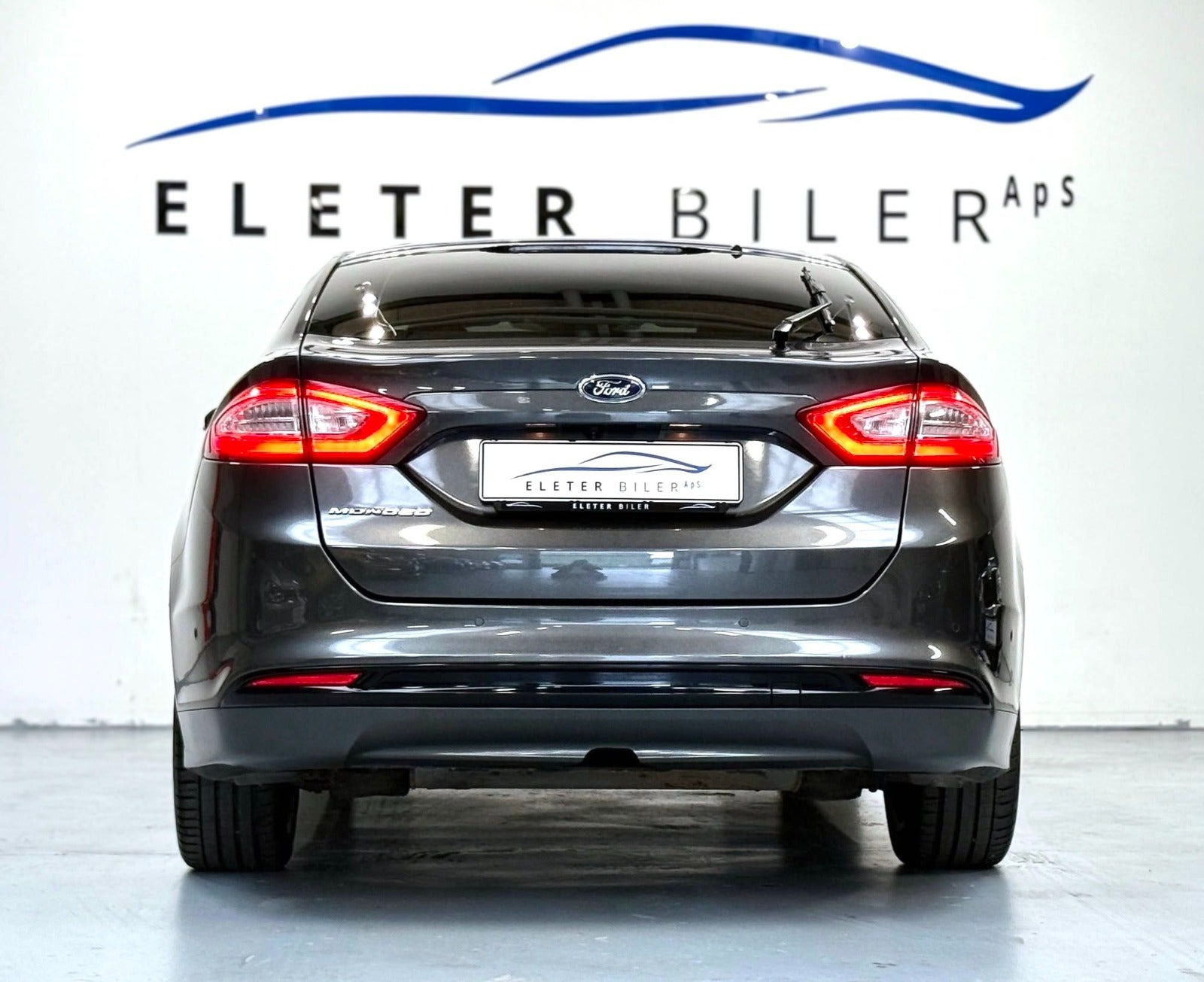 Grå Ford Mondeo fra 2017