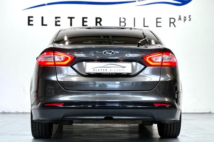 Grå Ford Mondeo fra 2017