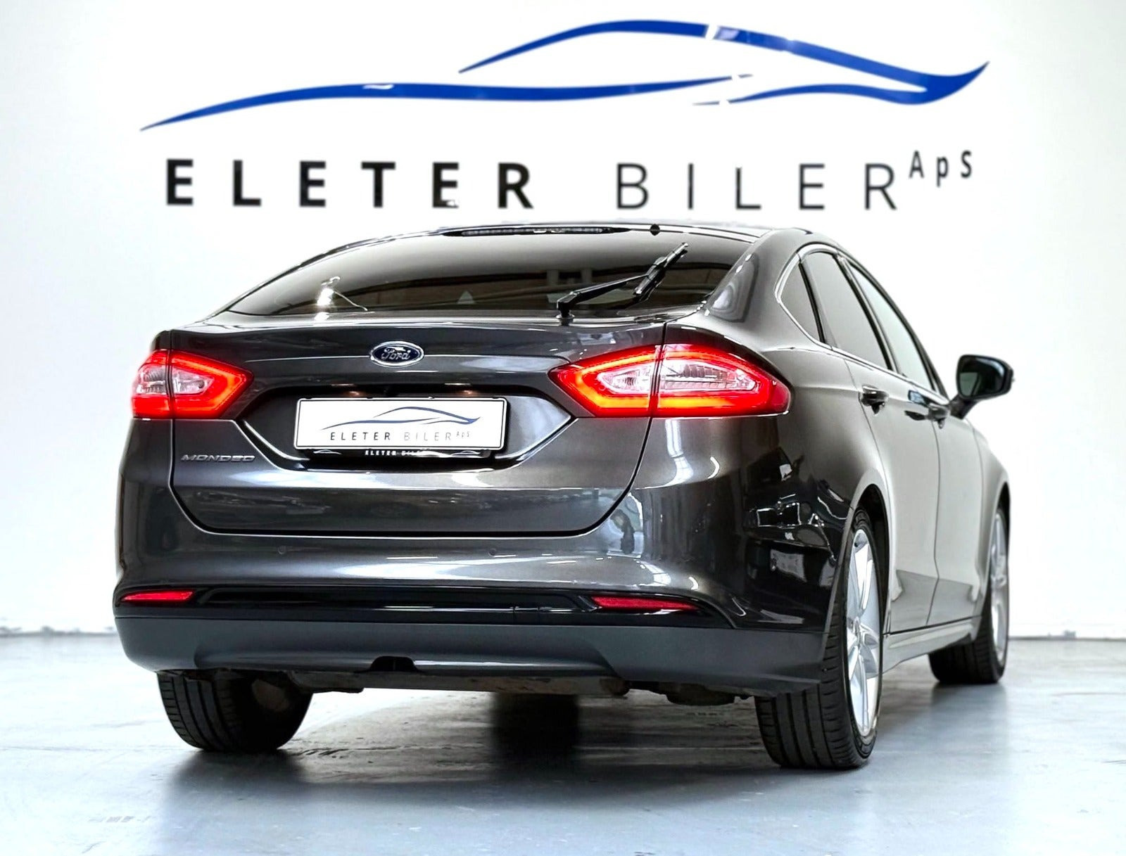 Grå Ford Mondeo fra 2017