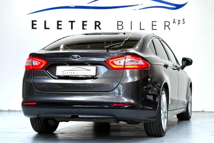 Grå Ford Mondeo fra 2017