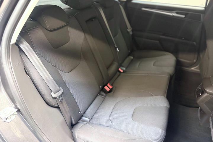 Grå Ford Mondeo fra 2017
