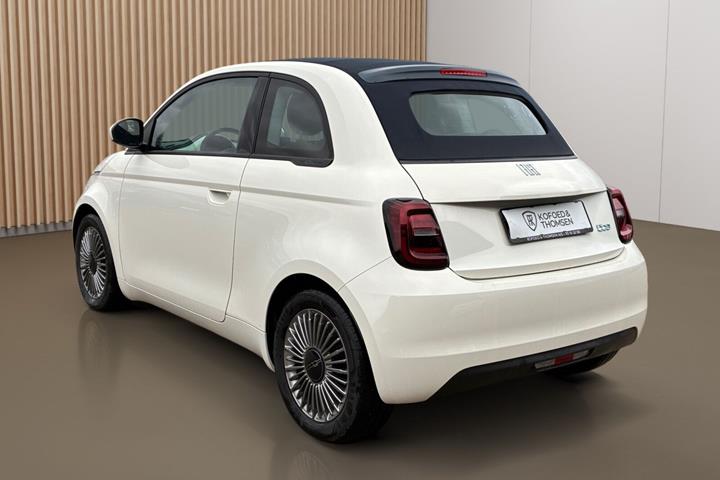Hvid Fiat 500e fra 2023