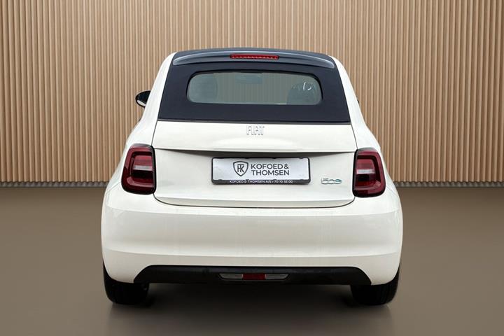 Hvid Fiat 500e fra 2023