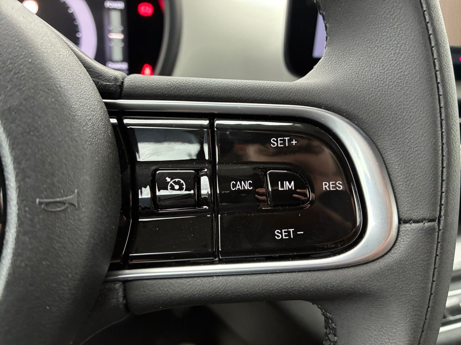 Hvid Fiat 500e fra 2023