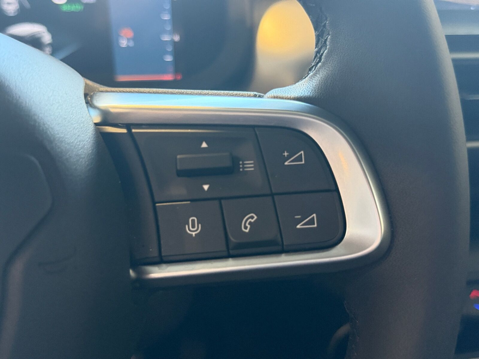 Grå Jeep Avenger fra 2025