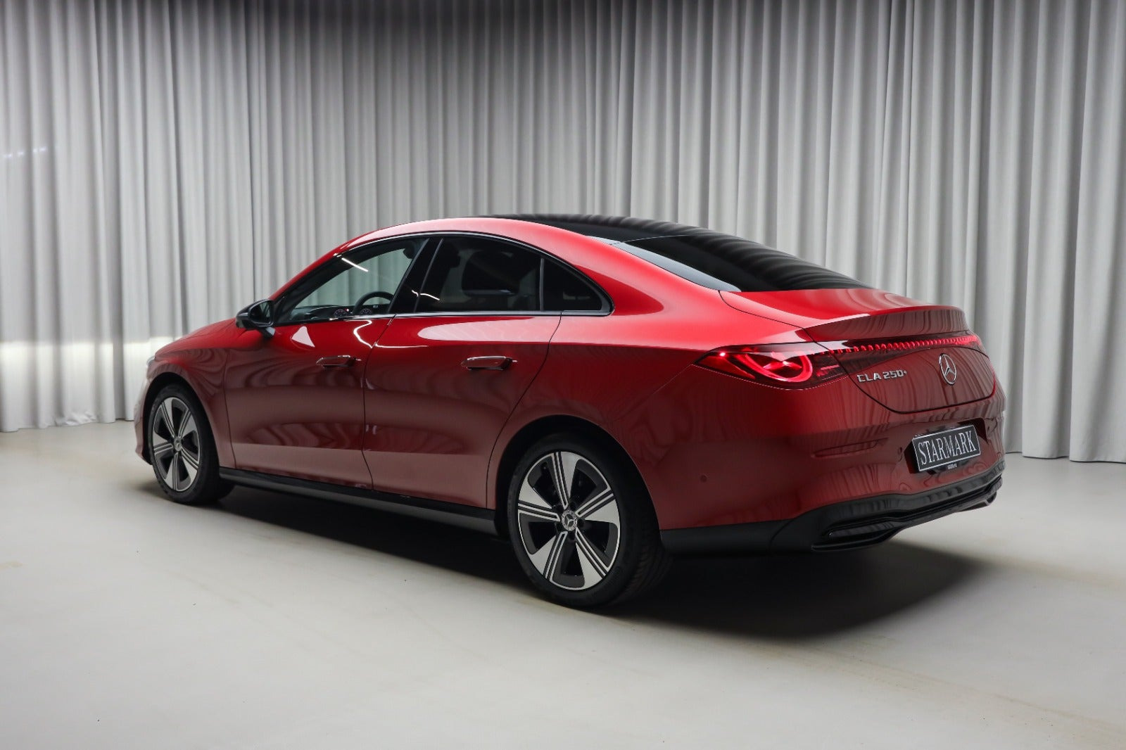 Rød Mercedes CLA250+ fra 2025