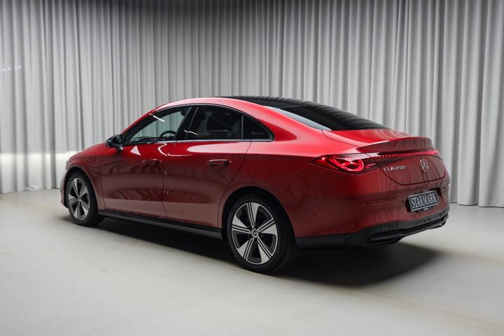 Rød Mercedes CLA250+ fra 2025