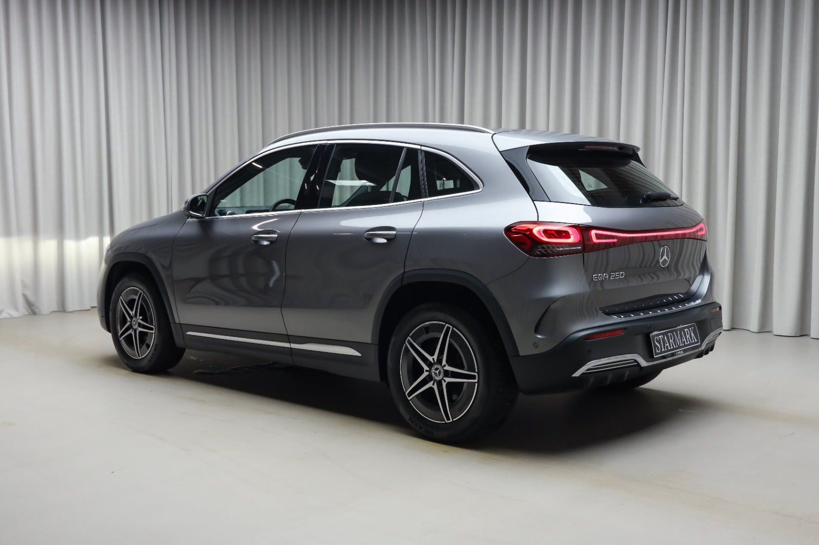 Grå Mercedes EQA250 fra 2023