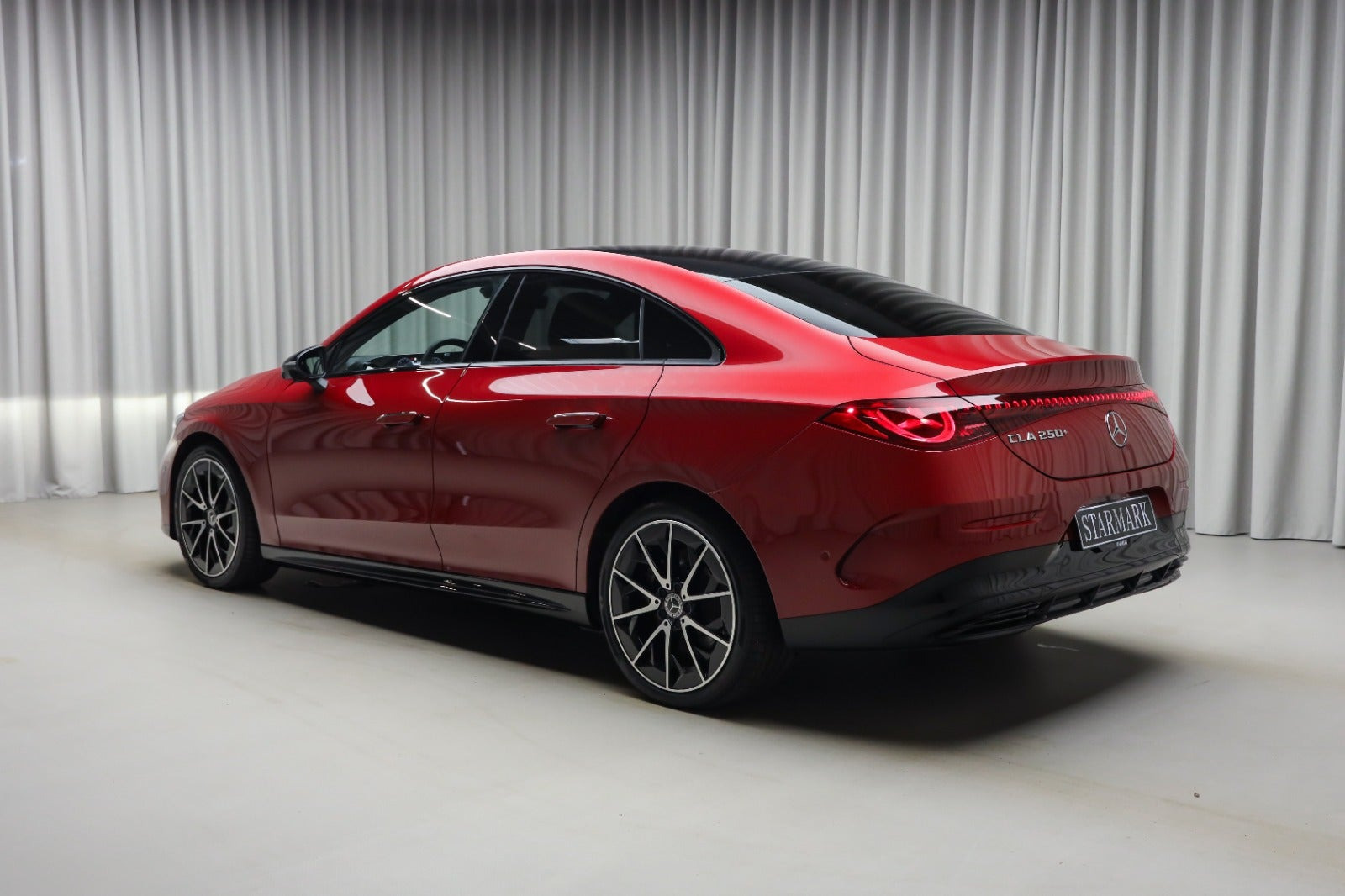 Rød Mercedes CLA250+ fra 2025