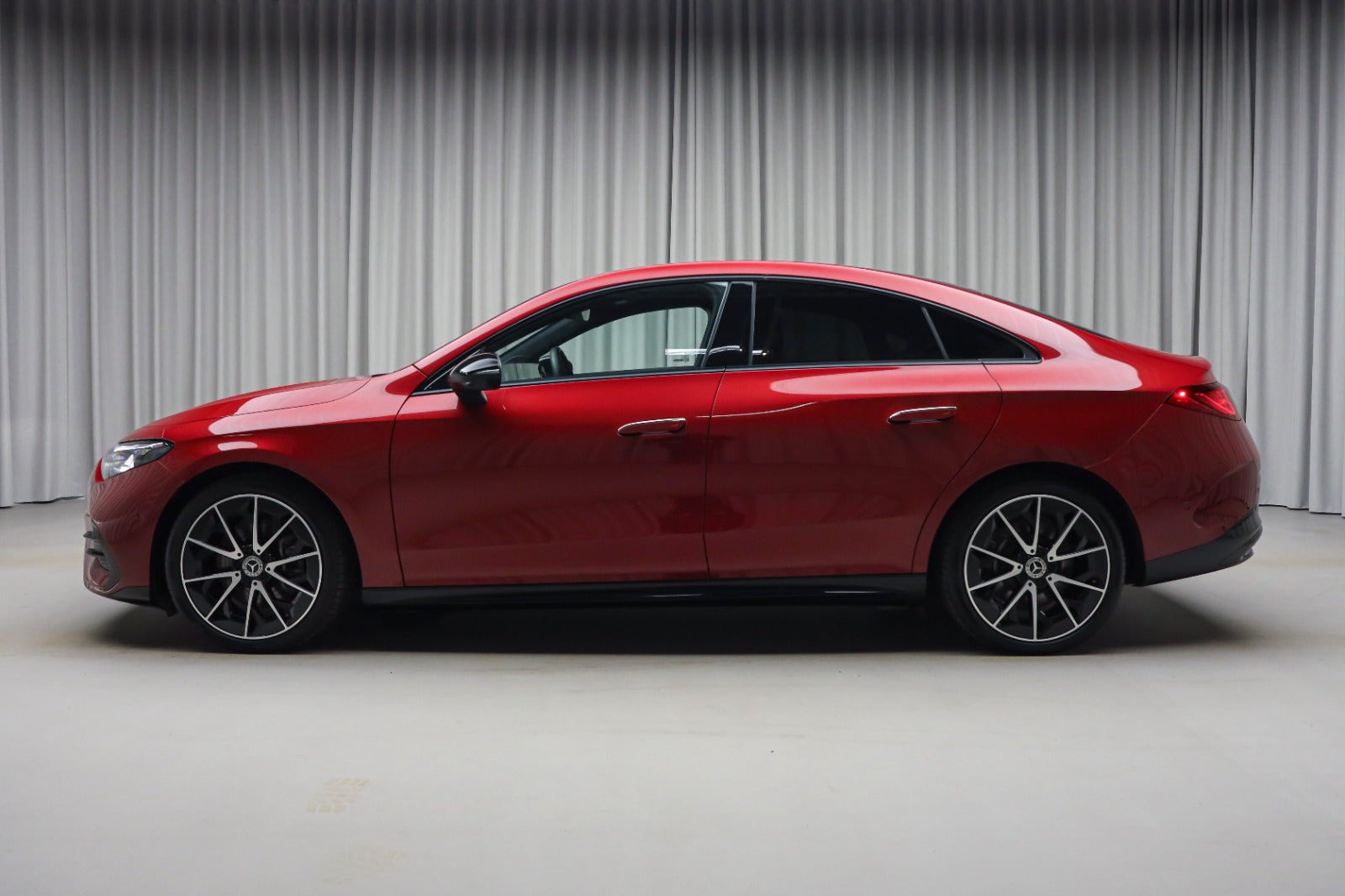 Rød Mercedes CLA250+ fra 2025