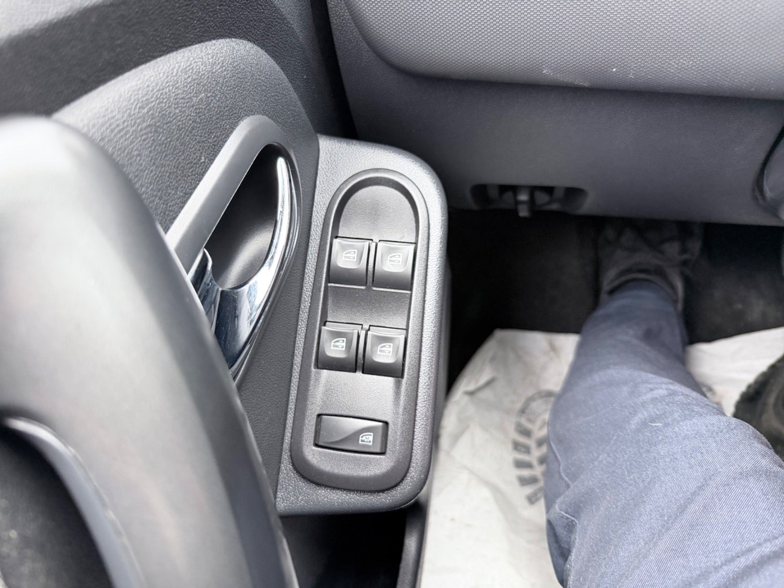 Grå Dacia Duster fra 2016