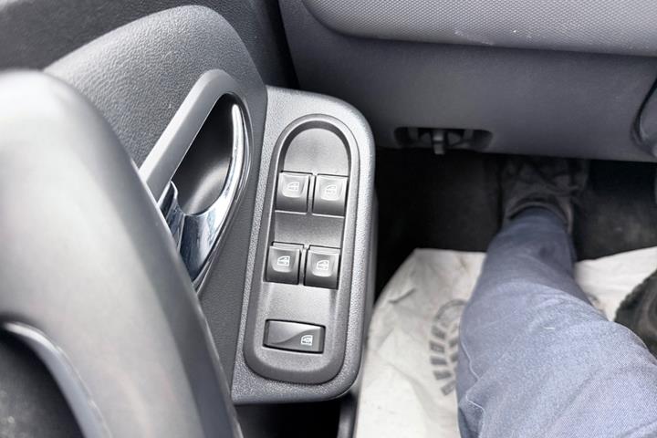 Grå Dacia Duster fra 2016
