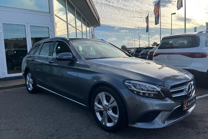 Grå Mercedes C200 fra 2018 set udefra