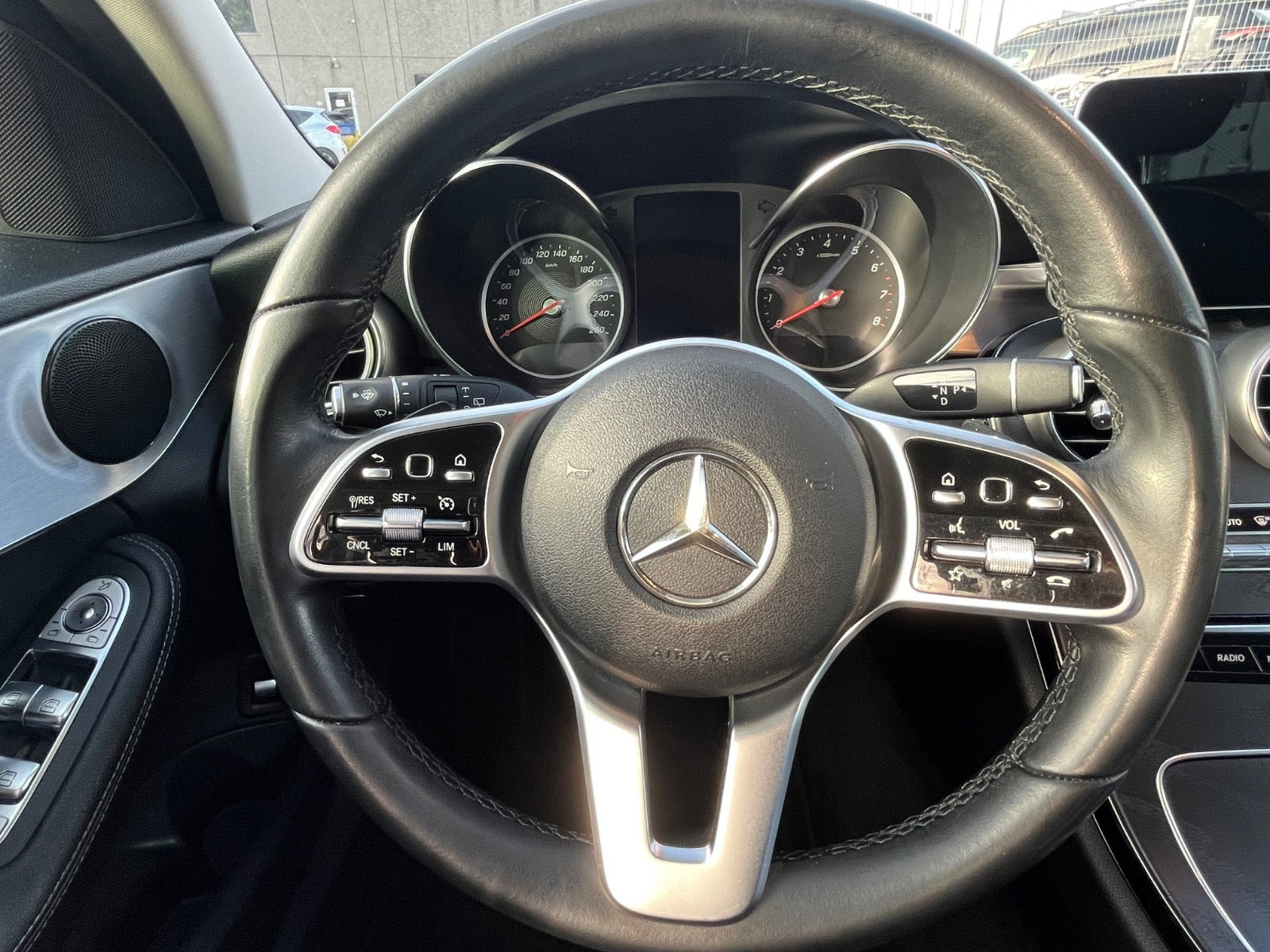 Grå Mercedes C200 fra 2018