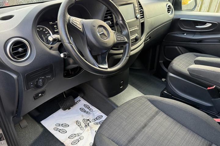 Sølv Mercedes Vito 114 fra 2019