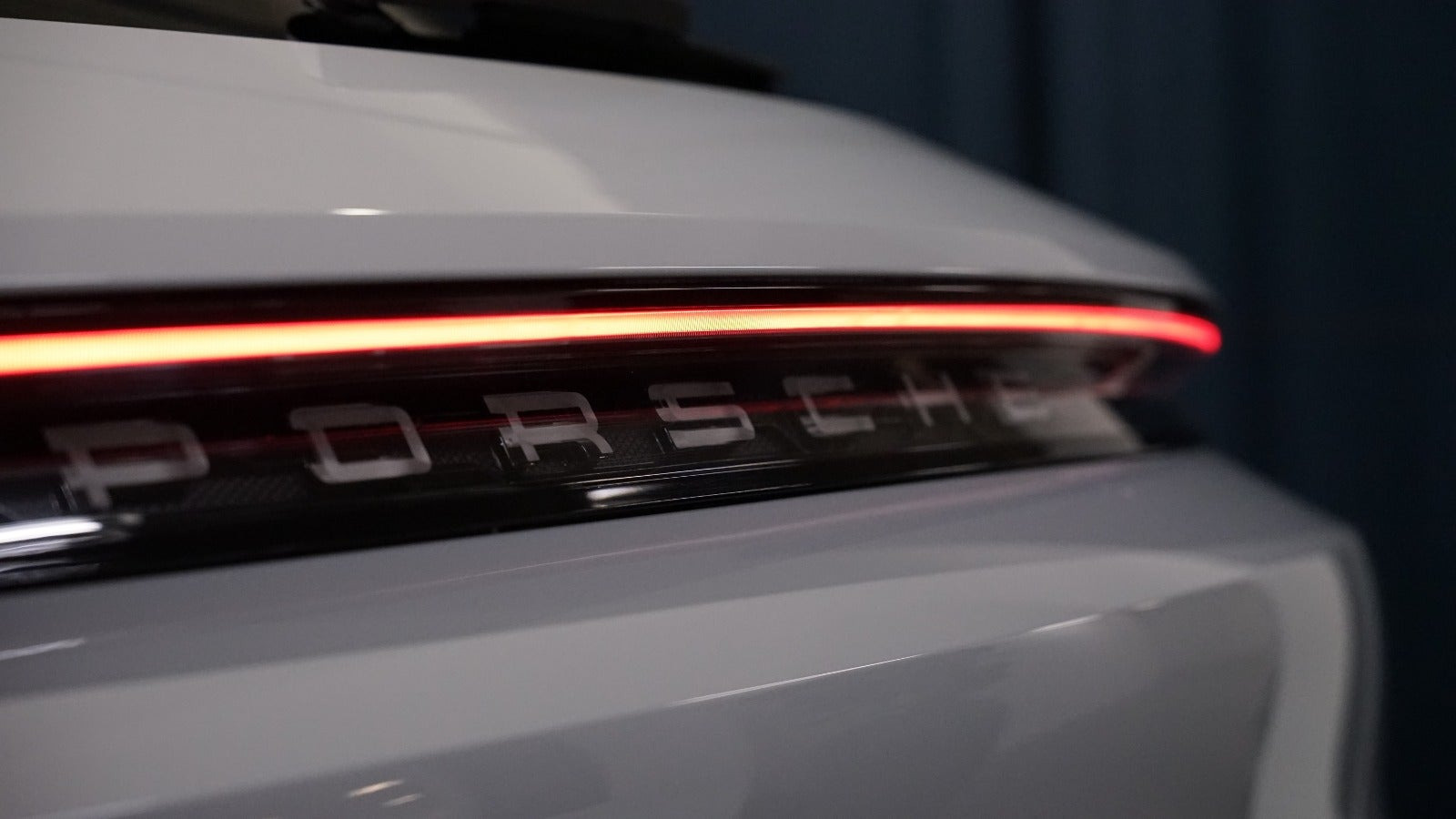 Grå Porsche Taycan 4S fra 2022