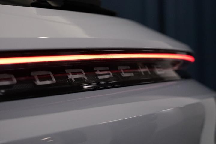 Grå Porsche Taycan 4S fra 2022