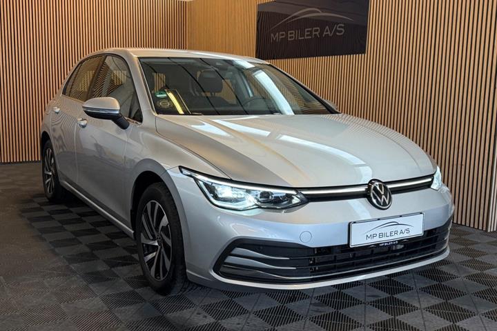 Sølv VW Golf VIII fra 2021 set udefra