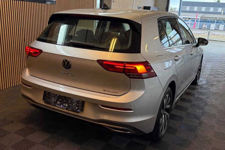 Sølv VW Golf VIII fra 2021