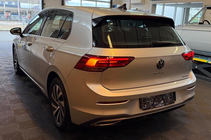 Sølv VW Golf VIII fra 2021