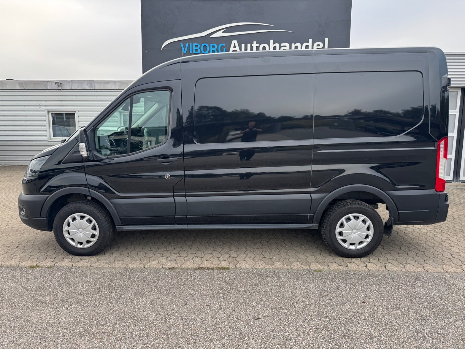 Sort Ford E-Transit 350 L2 Van fra 2023