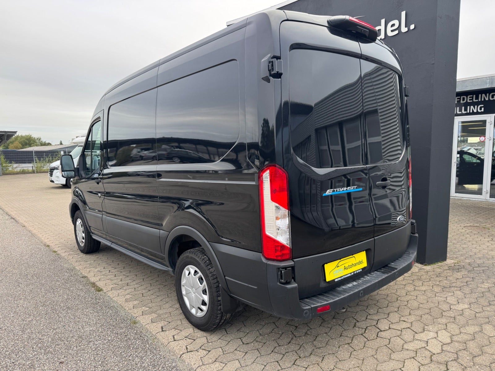 Sort Ford E-Transit 350 L2 Van fra 2023