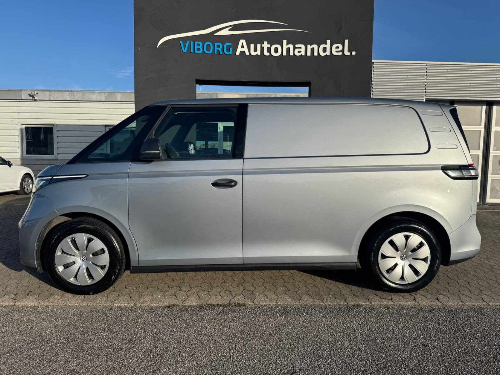 Grå VW ID.Buzz fra 2023