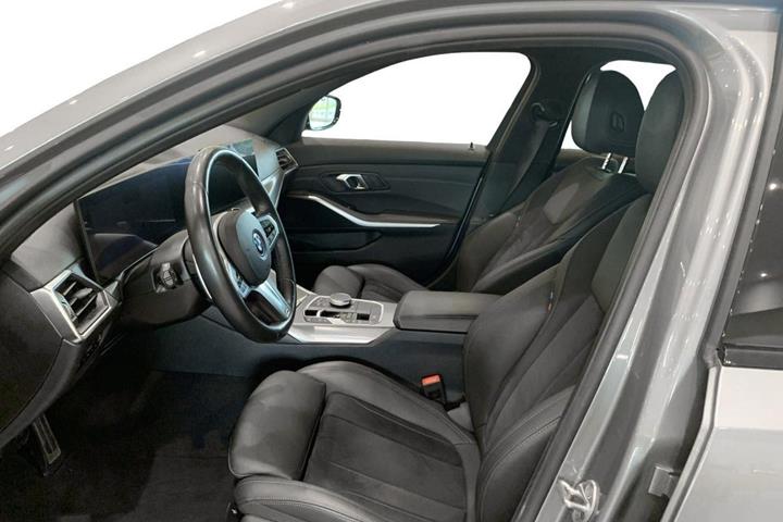 Grå BMW 330e fra 2023