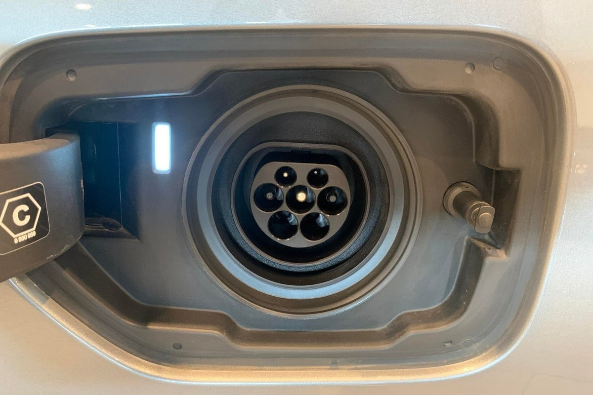 Grå BMW 330e fra 2023