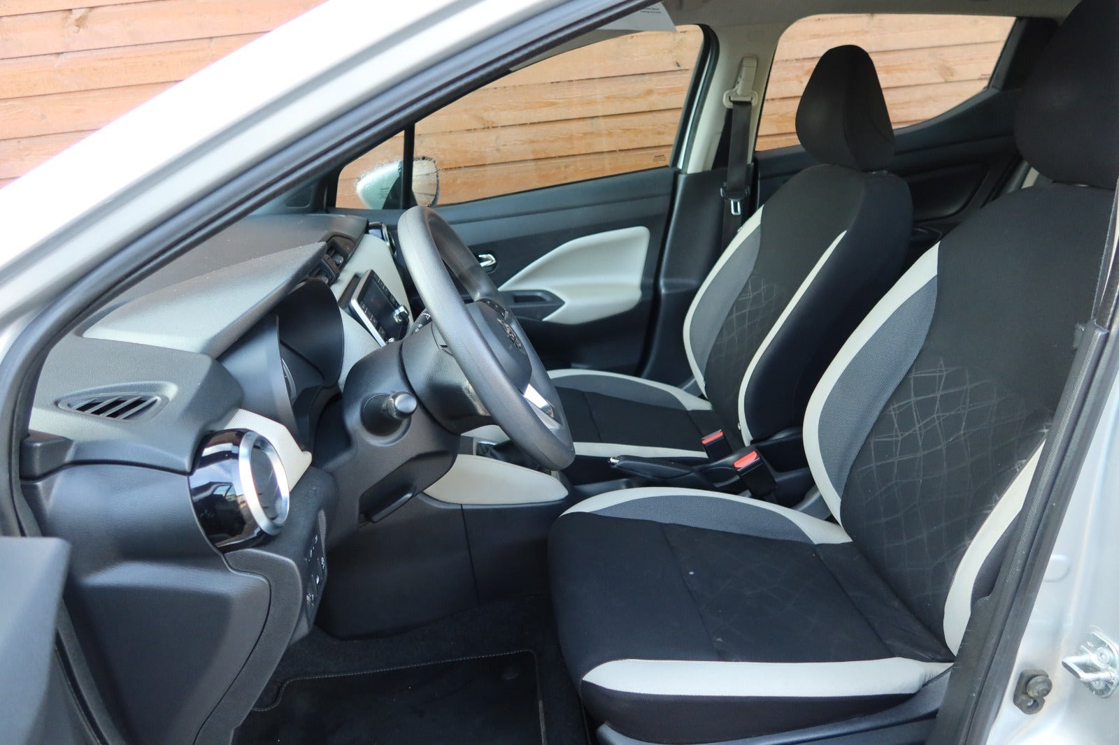 Sølv Nissan Micra fra 2018