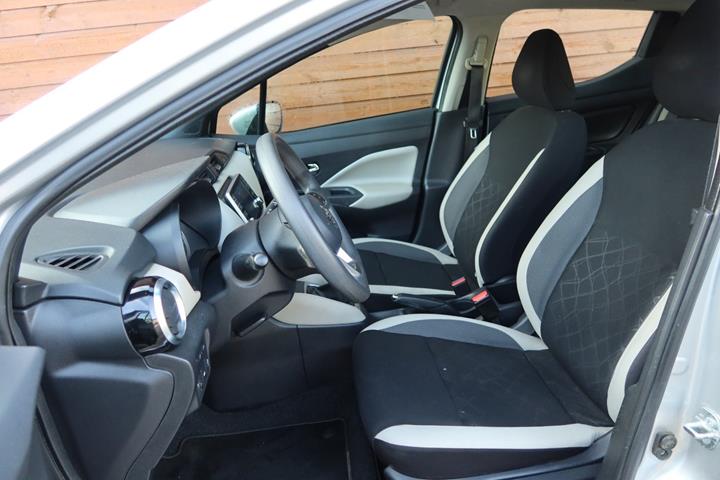 Sølv Nissan Micra fra 2018