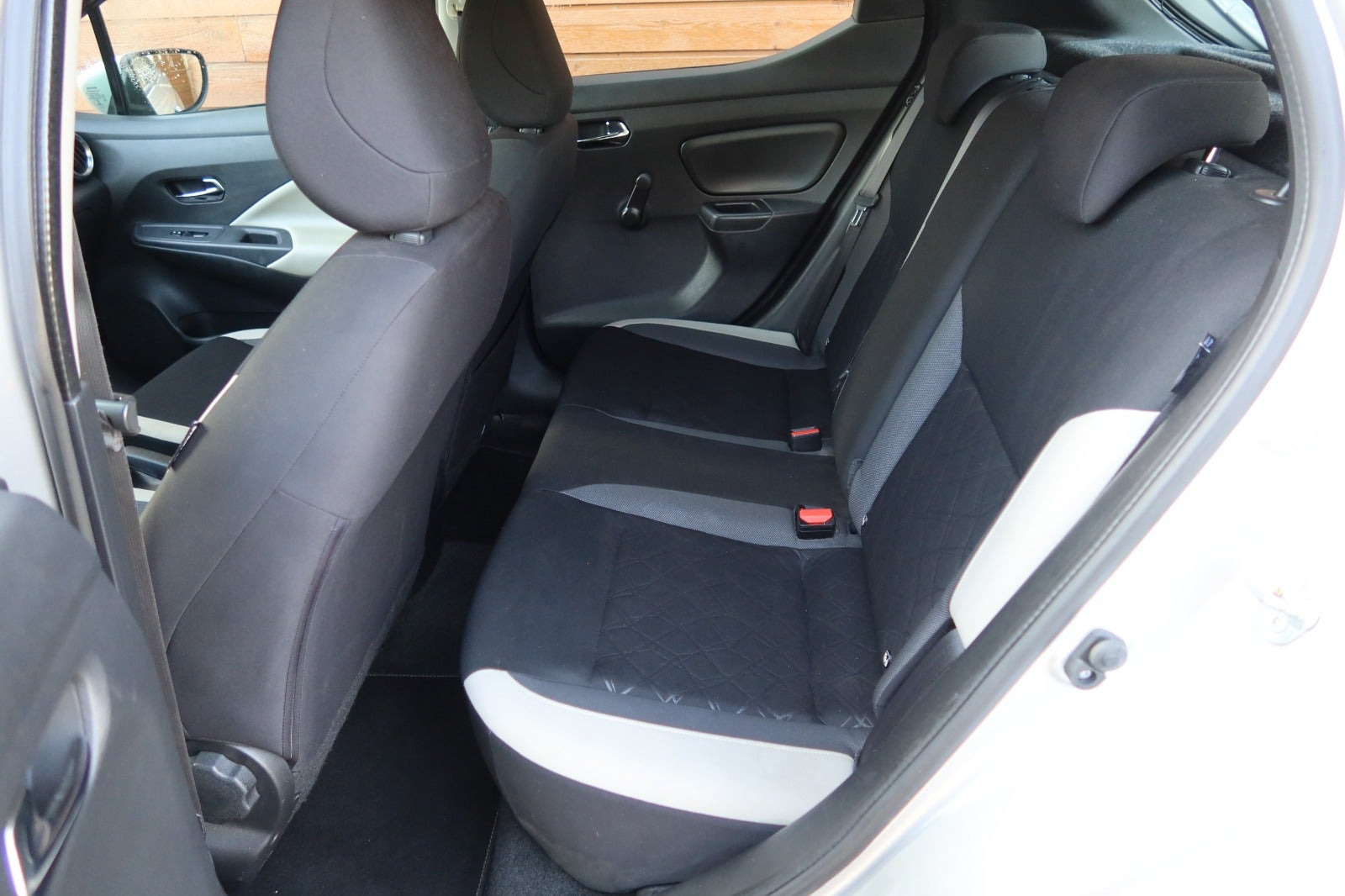 Sølv Nissan Micra fra 2018