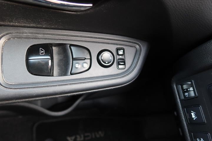 Sølv Nissan Micra fra 2018