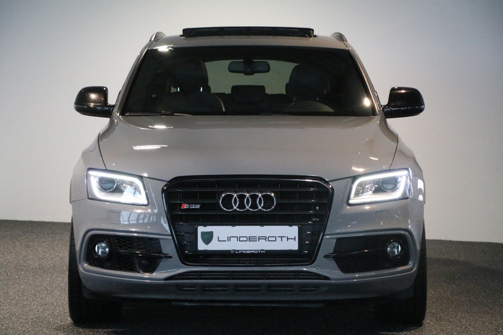 Grå Audi SQ5 fra 2017