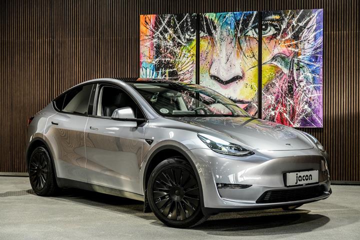 Sølv Tesla Model Y fra 2024