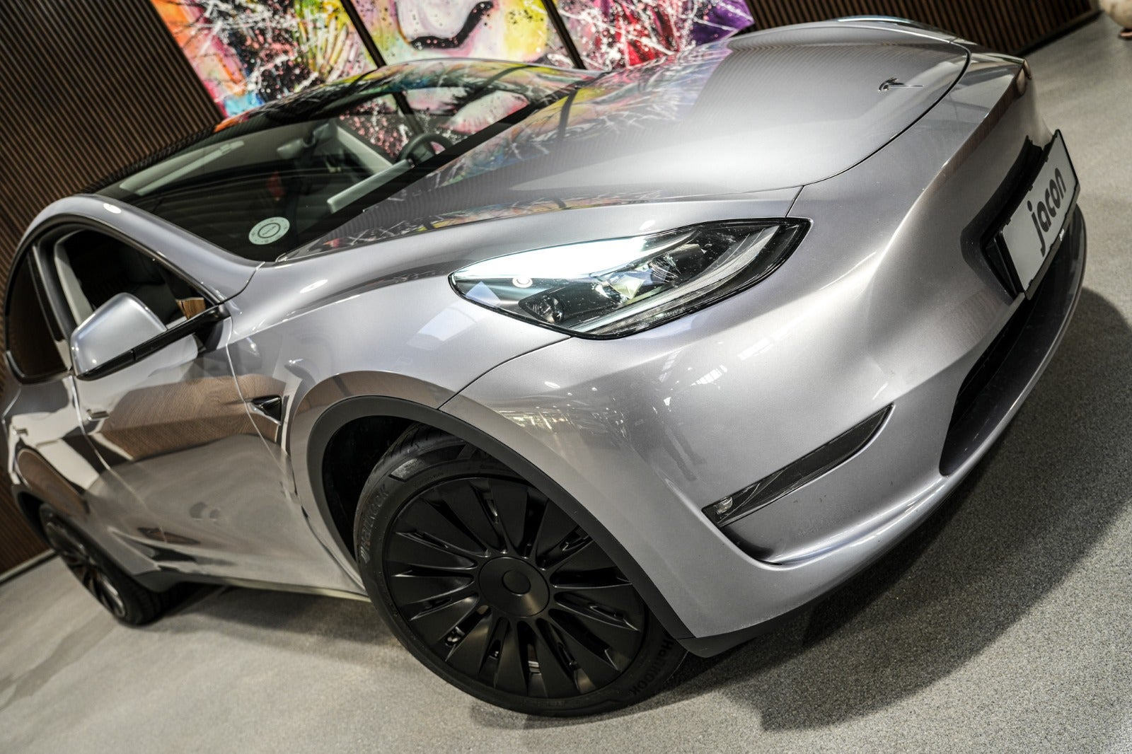 Sølv Tesla Model Y fra 2024