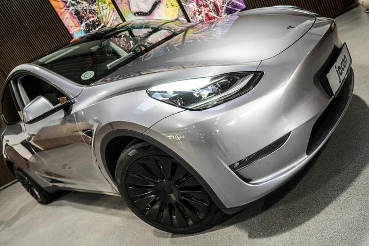 Sølv Tesla Model Y fra 2024