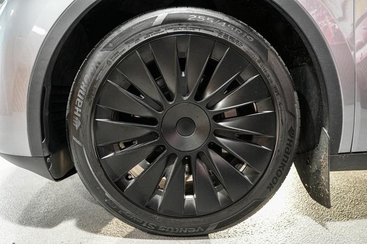 Sølv Tesla Model Y fra 2024